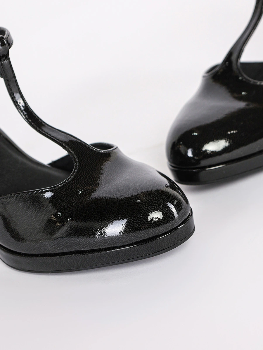 Туфли черного цвета лакированные с т-образным ремешком